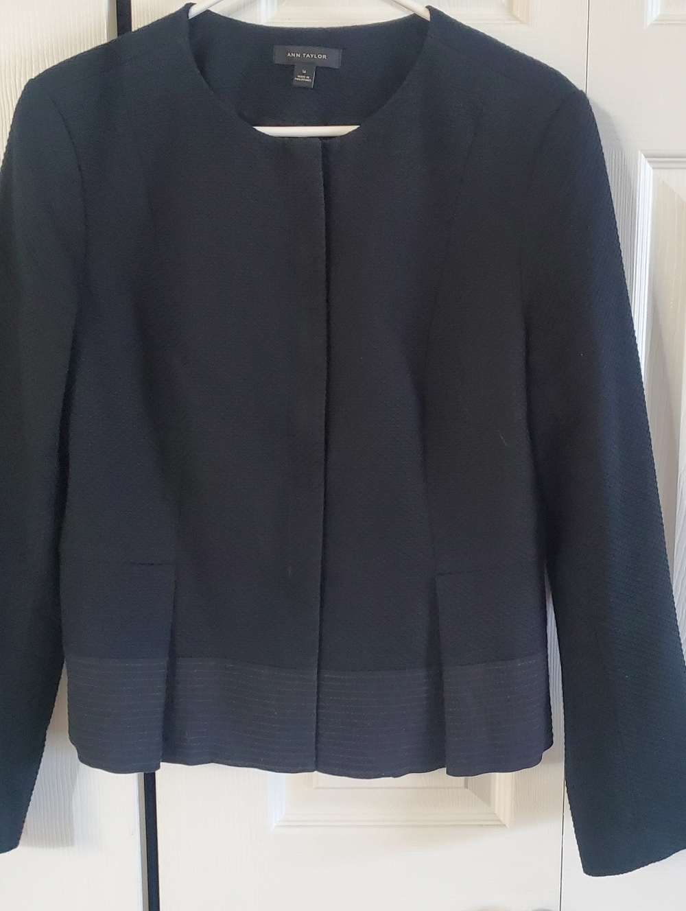 ANN TAYLOR BLAZER. SZ 14. BLACK TEXTURE. ZIP UP LONG SLEEVES. PEPLUM.